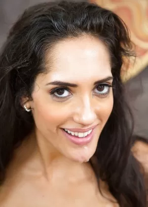 Сиськастая красотка Крисси Линн позирует голой и играет с членом босса