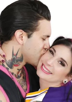 Милые молодые болельщицы в гольфах до колен развлекаются лесбийскими забавами на диване