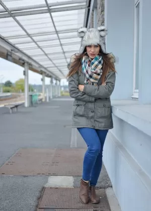 Озорная самка с красивой попкой стягивает джинсы, чтобы подрочить в машине