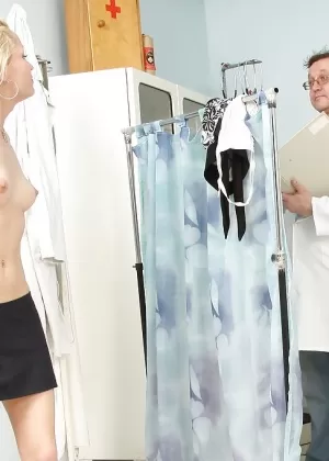 Симпатичная блондинка Адель Саншайн показывает великолепную фетиш-сцену