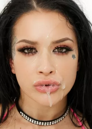 Молодая брюнетка Алина играет со своими мягкими игрушками перед сексом