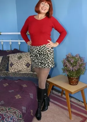 Возбужденная пожилая женщина с рыжими волосами трахает 3 бездомных мужчин в их лагере в лесу