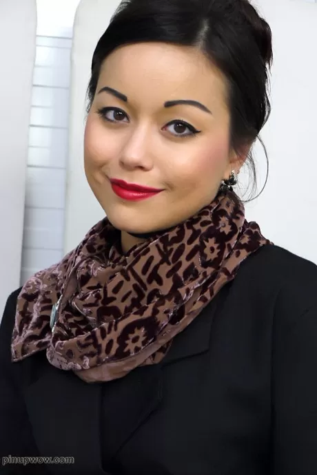 Симпатичная азиатская красотка Джесси Джордан и ее девушка занимаются групповым сексом с буккаке