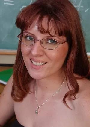 Рыжеволосая британка показывает свои большие сиськи и попку, прежде чем дрочить свою киску пальцами