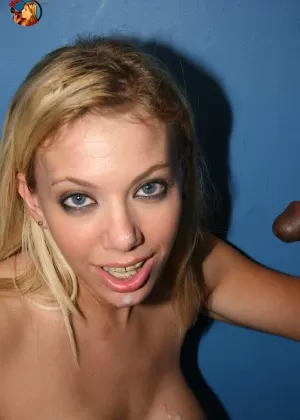 Белокурая цыпочка Алисса Джордан отсасывает черный член через дырку в стене