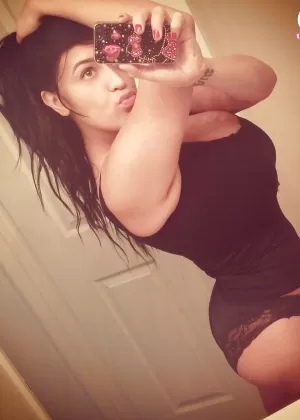 Любительская цыпочка Шайенн отправляется в лес, чтобы снять домашнее секс-видео