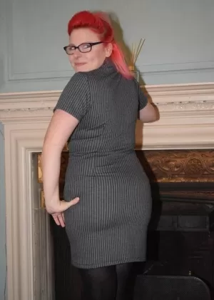 Красивая зрелая азиатская брюнетка Сэцуко раздевает свое сладкое тело