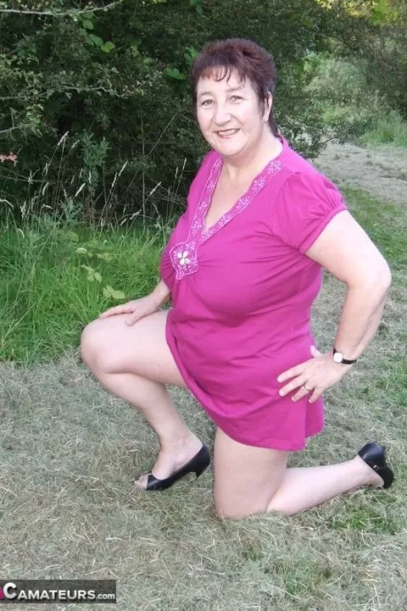 Коротко стриженная зрелая сучка кудрявая Кэрол раздевается догола и шал 5