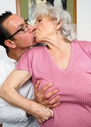 Старуха Норма Би вылизывает свою волосатую муфту перед тем, как ее трахнет ее игрушечный мальчик