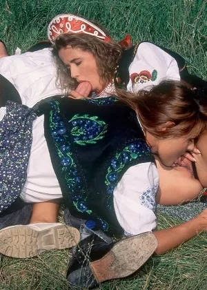 Темноволосая красавица Беата демонстрирует свое горячее тело на пресс-подборщике сена на ферме