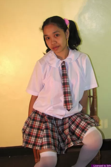 Азиатская школьница Мэриджейн показывает свою лысую пизду на стуле в носках OTK