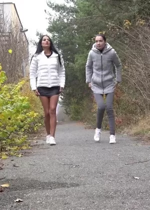 Персиковая Марина Мэйвуд задирает юбку, чтобы показать свою киску на публике