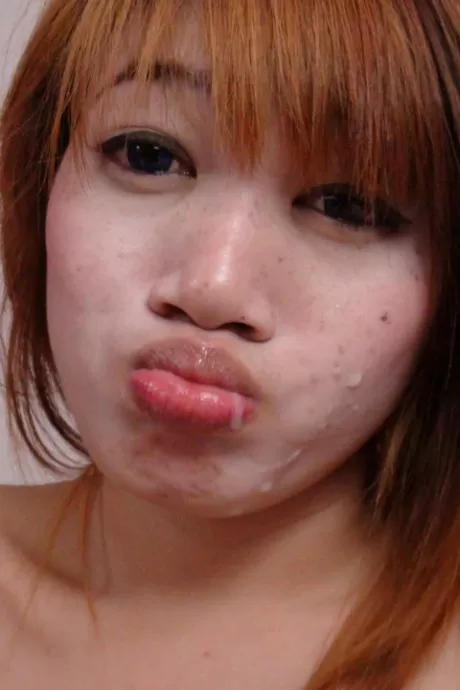 Возбужденная тайская красотка с волосатой киской обожает иностранный член