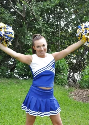 Симпатичная блондинка Тесса жестко проникла в свою бритую дырочку