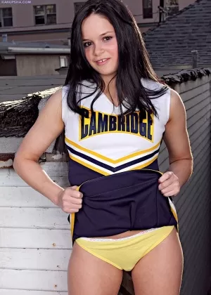 Молодая болельщица Дженна Росс снимает свою униформу, чтобы позировать обнаженной во внутреннем дворике на крыше