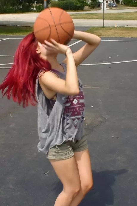 Японская любительница Сидни Май обнажает свою голую задницу после съемки обручей