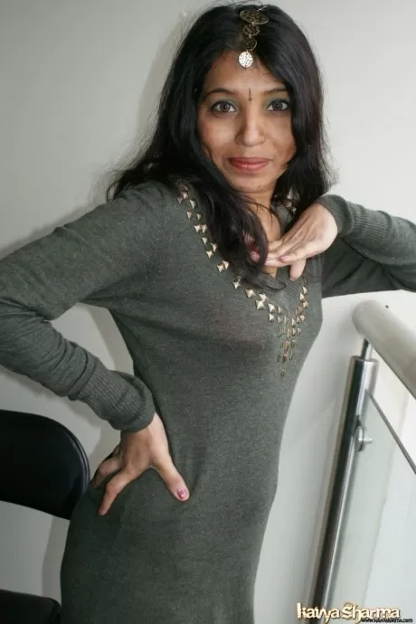 Индианка Кавья Шарма сидит на подушке, сняв одежду и сапоги