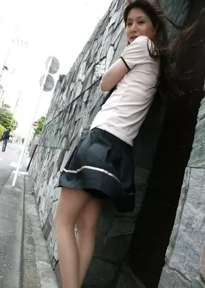 Потрясающая азиатская красотка Юма Асами раскрывает свои великолепные изгибы