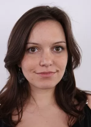 Большегрудая Сона снимает джинсы и прочее дерьмо, чтобы выставить напоказ свои жирные сиськи