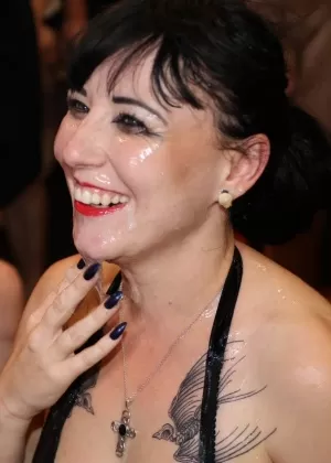 Длинноногая цыпочка обмазывается спермой после того, как наткнулась на проститутку