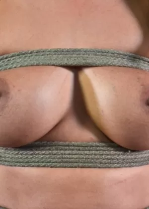 Сдержанная женщина терпит порку, испытывая невероятную боль