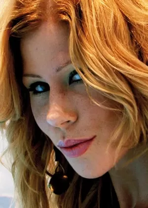 Молодая брюнетка Лаванда заплетает свои волосы в косички во время болезненного полового акта