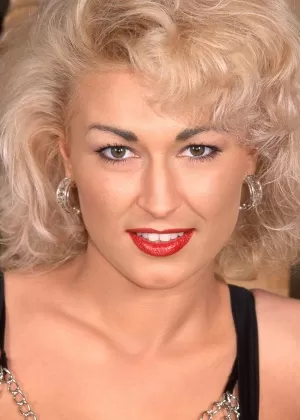 Платиновая блондинка средних лет Элизабет Кинг принимает участие в хардкорном ДП