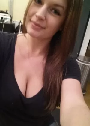 Пухленькая любительница Даниэль делает селфи топлесс и в одежде по всему дому