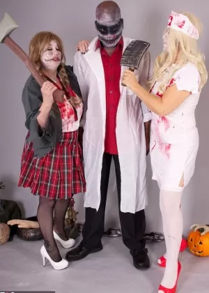 Платиновая блондинка медсестра Саманта обнажает свою большую задницу и киску на больничной койке