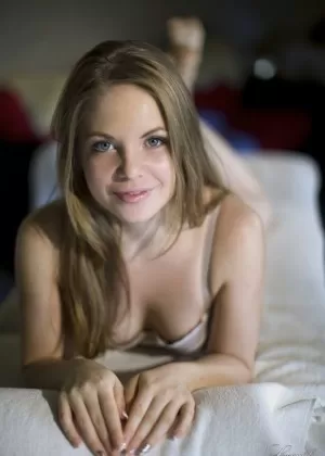 Гламурная модель Алессандра Джейн разговаривает по телефону в нижнем белье-стрингах