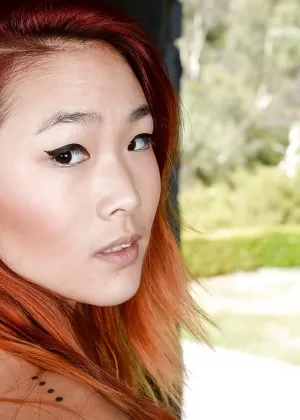 Азиатская любительница Леа Харт раздвигает ягодицы перед жопой красотки и половыми губами