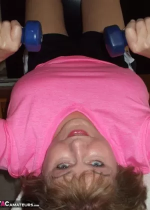 Спортивная фитнес-домохозяйка Кайла снимает топ, чтобы выставить напоказ большую грудь