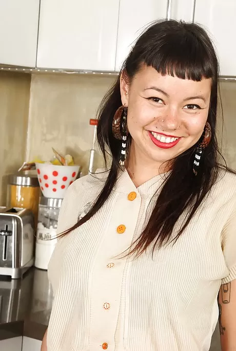 Милая улыбчивая панк-милашка раздевается и дразнит себя на кухне