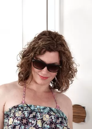 Милфа Колетт в чулках в сеточку в очках сосет член и трахается на каблуках