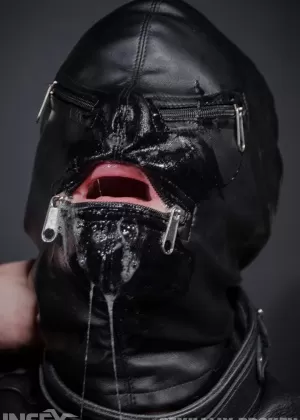 Клариса Леоне с завязанными глазами делает минет и получает жесткий анальный секс