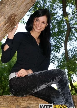 Темноволосая любительница Кристинка принимает горячие сольные позы в сексуальном боди-пейнте