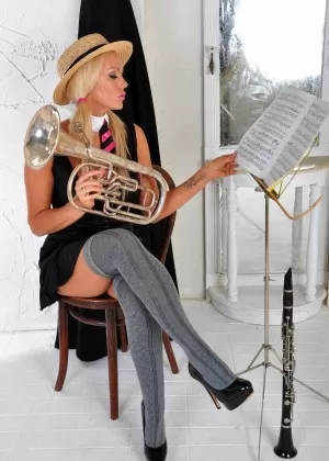 Милфа брюнетка Алектра Блу теребит пальцами свою киску в непослушной униформе медсестры