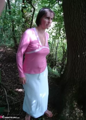 Любительница средних лет мастурбирует на скамейке на заднем дворе