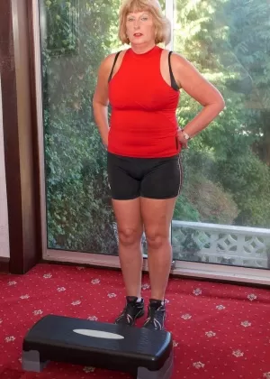 Зрелая мама спортивного инструктора Лиз Саммерс возбуждается от траха в спортзале