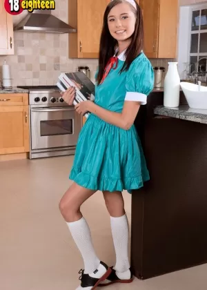 Крошечная блондинка школьница Стейси Кисс раздевается в раздевалке, чтобы позировать обнаженной