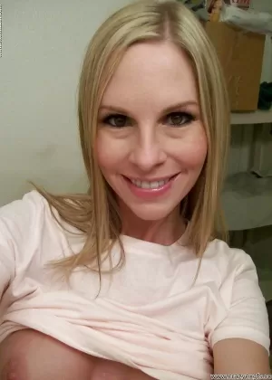 Блондинка с большими сиськами Эйми раздевает свою потрясающую задницу и киску 94219903