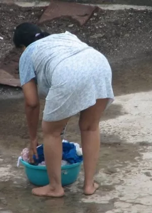 Одетая индианка раздевается до черного лифчика и нижней юбки