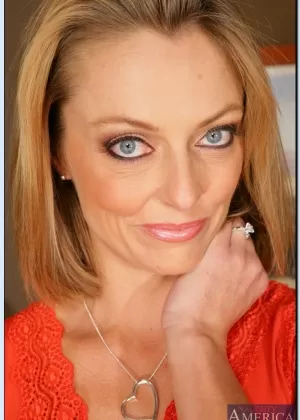 Горячая мамаша Бренда Джеймс избавляется от своей одежды и раздвигает ноги