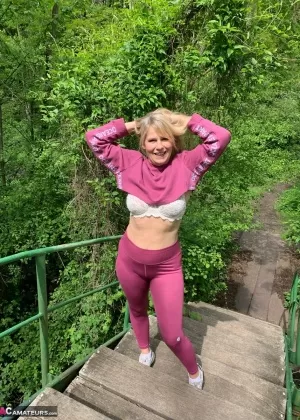 Милая любительница средних лет Сьюзи обнажает свою задницу и сиськи, стоя на пешеходном мосту