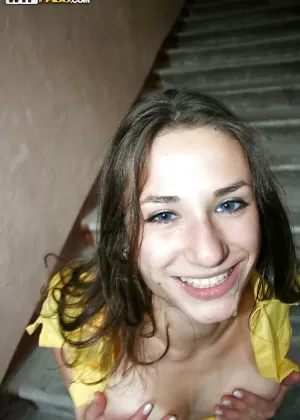 Распутная брюнетка-подросток грязно развлекается с двумя похотливыми парнями