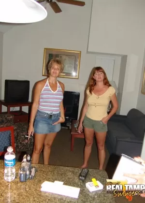 Грязная блондинка любительница Ди Сирен надевает очки перед тем, как сосать члены