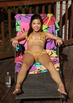 Сладкая молоденькая азиатка Вина Скай играет со своей лысой киской на террасе на заднем дворе