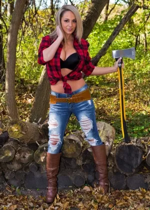 Блондинка Мони Майклс обнажает свои большие сиськи, прежде чем снять джинсовую юбку