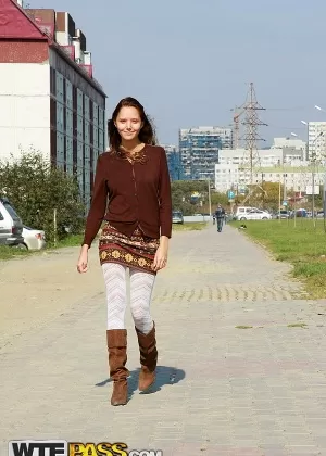 Длинноногая любительница в мини-юбке сверкает своими трусиками и манящей киской