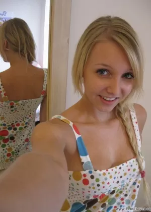 Блондинка любительница Даниэль делает не обнаженные селфи из своей повседневной жизни